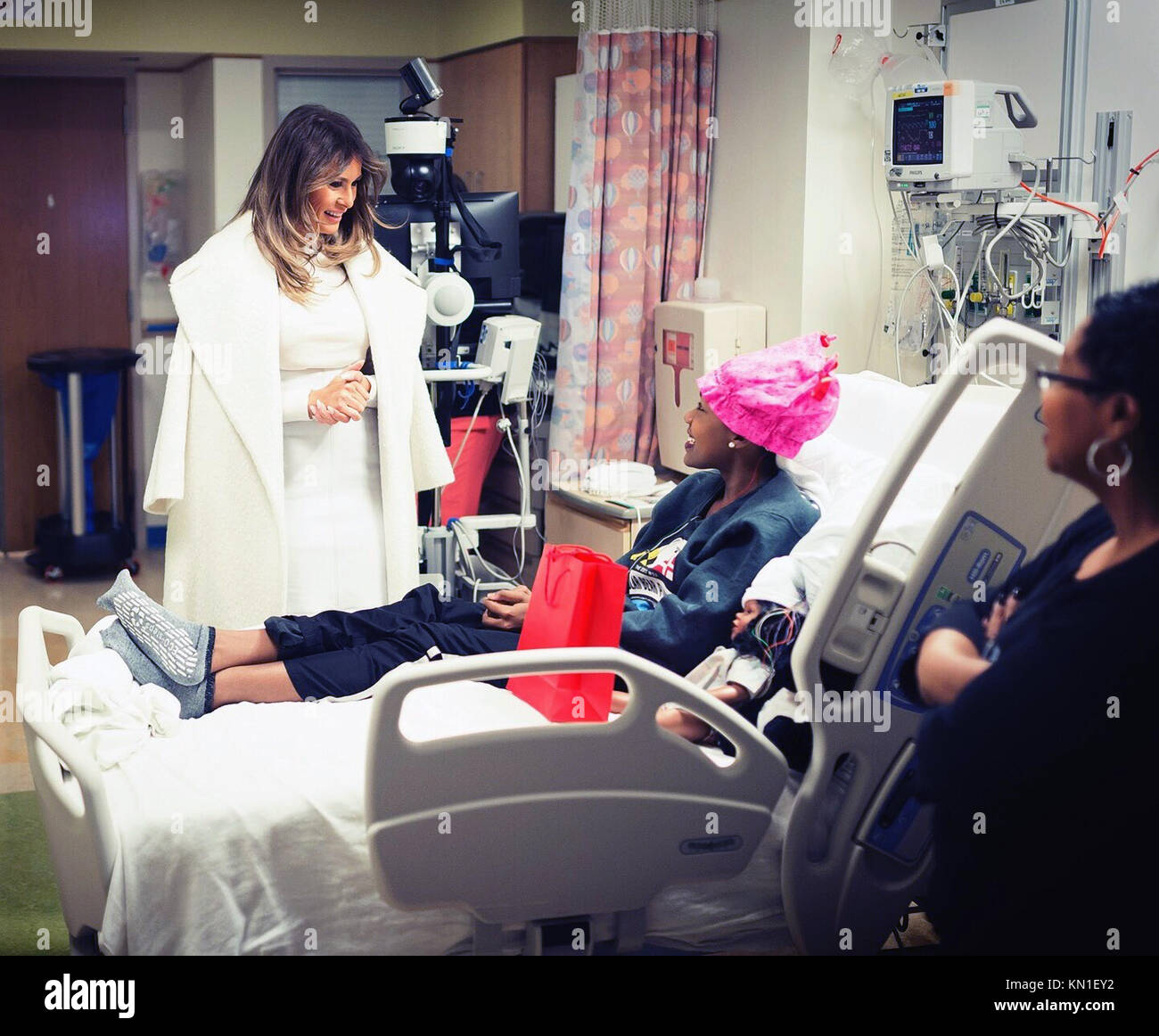 La First Lady Melania Trump parla con un bambino durante una visita di Natale al Children's National Medical Center 7 dicembre 2017, a Washington, DC. Foto Stock