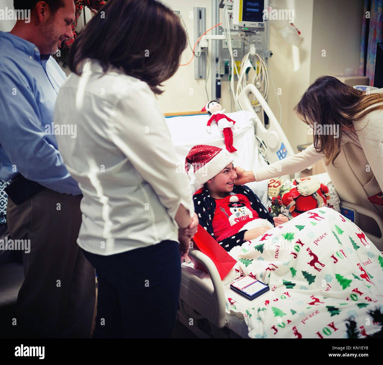 La First Lady Melania Trump, a destra, parla con un bambino durante una visita di Natale al Children's National Medical Center 7 dicembre 2017, a Washington, DC. Foto Stock
