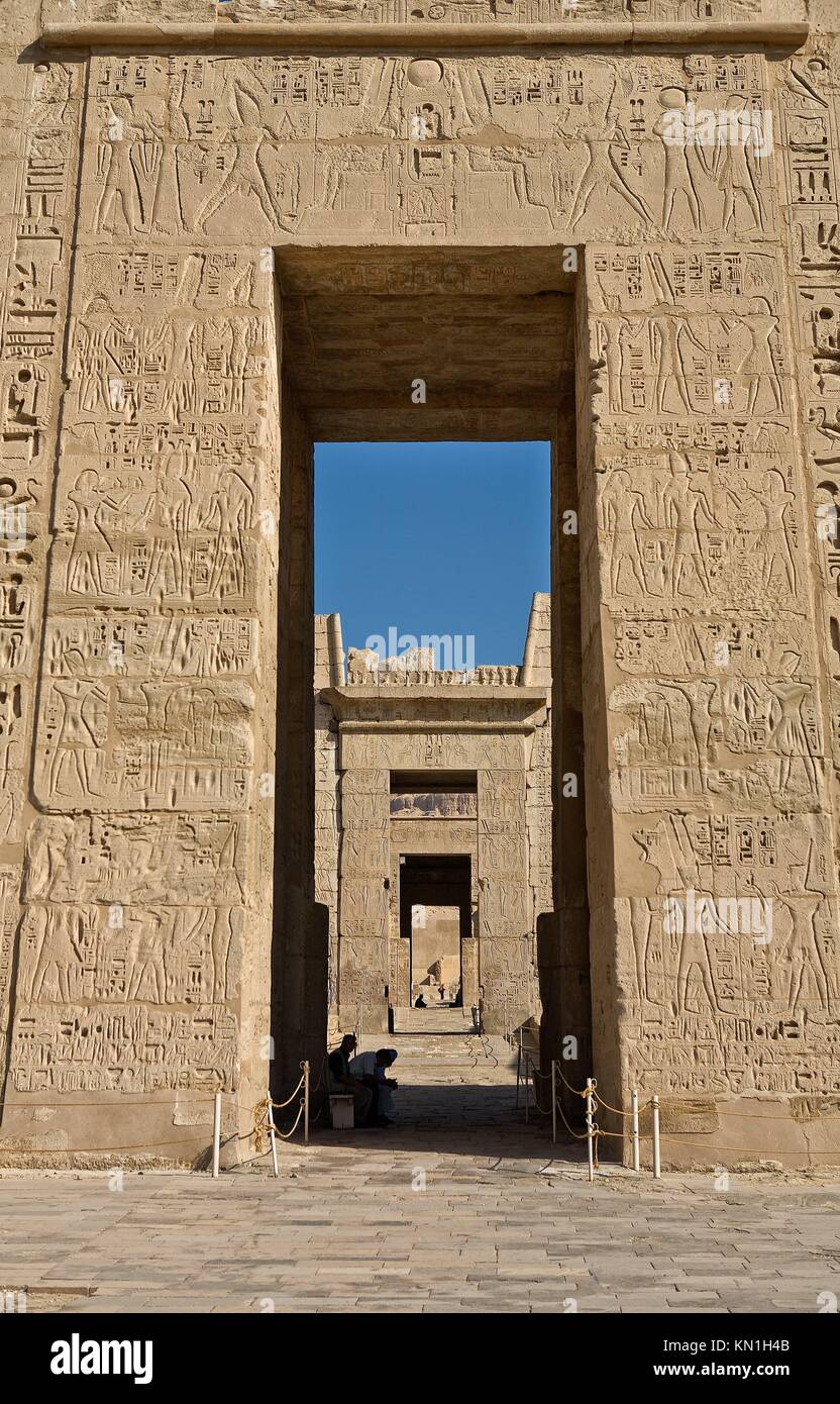 Medinet Habu porta, Luxor, Egitto. Foto Stock