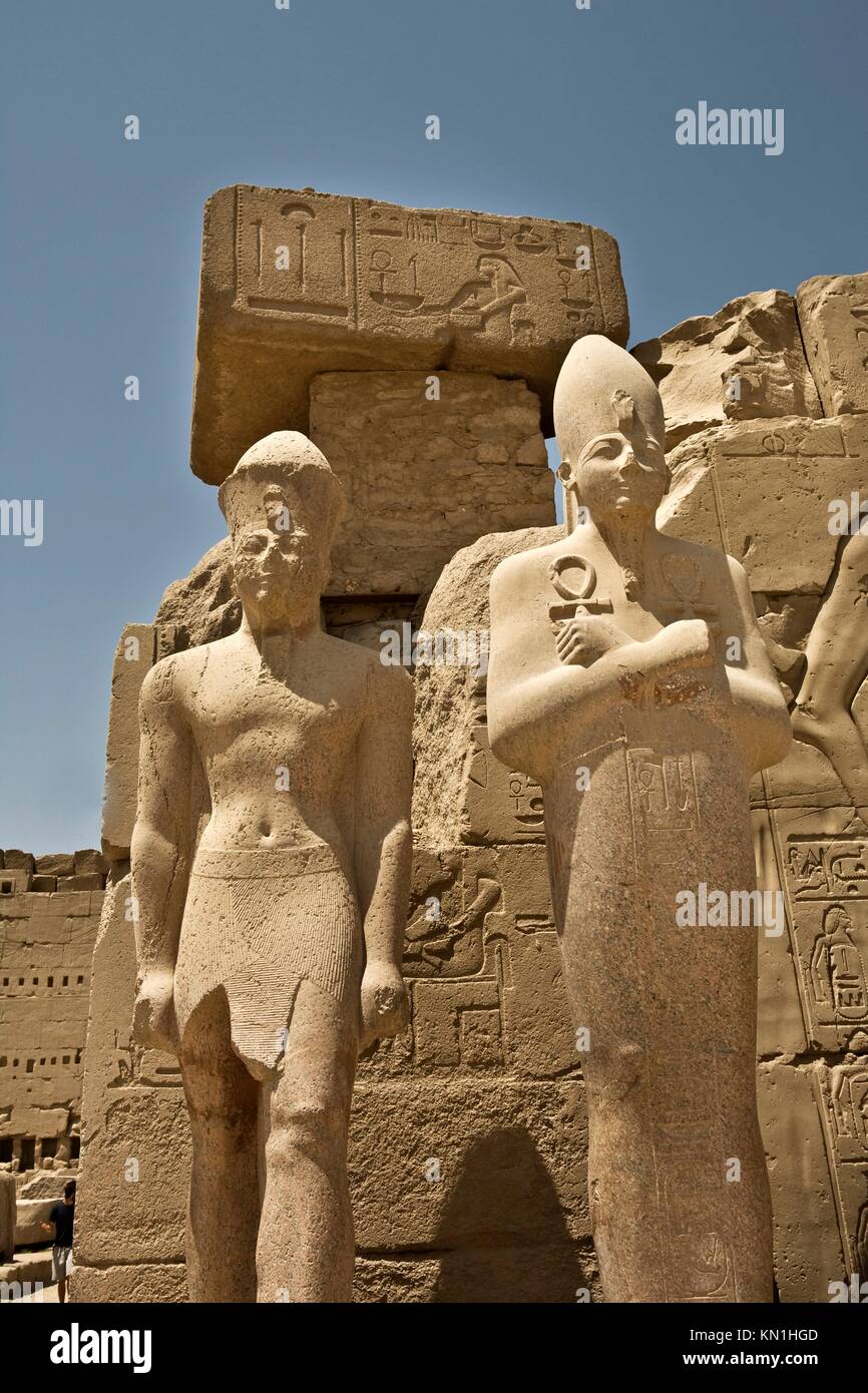 Colossali statue al Tempio di Karnak Foto Stock
