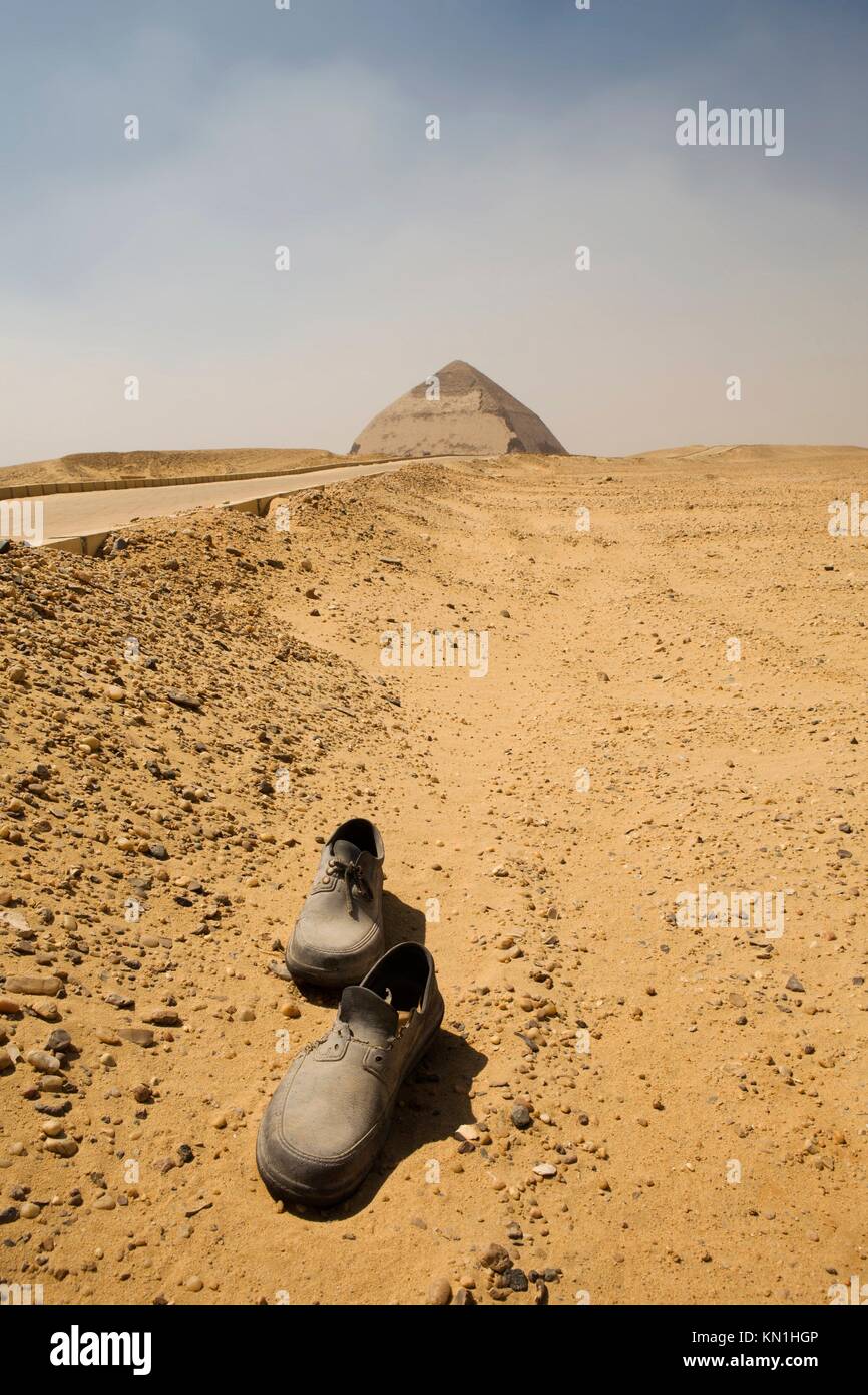 Scarpe abbandonate sulla strada per la Piramide piegata Foto Stock