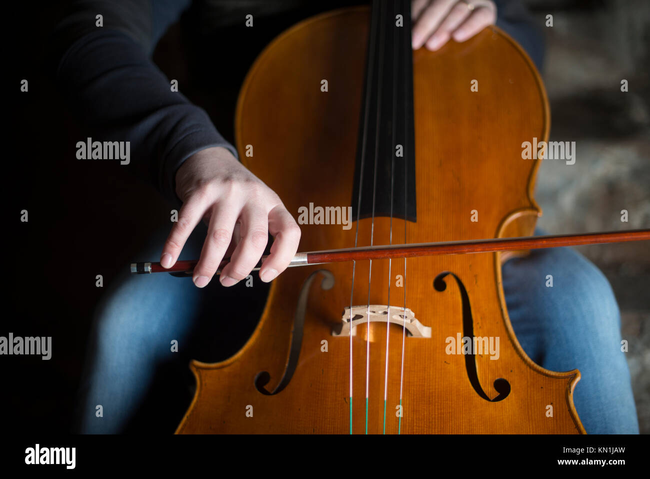 La riproduzione e test Pegasus violoncello in Cremona italia dal liutaio liutaio Vladimiro Cubanzi da La Casa del violino Foto Stock