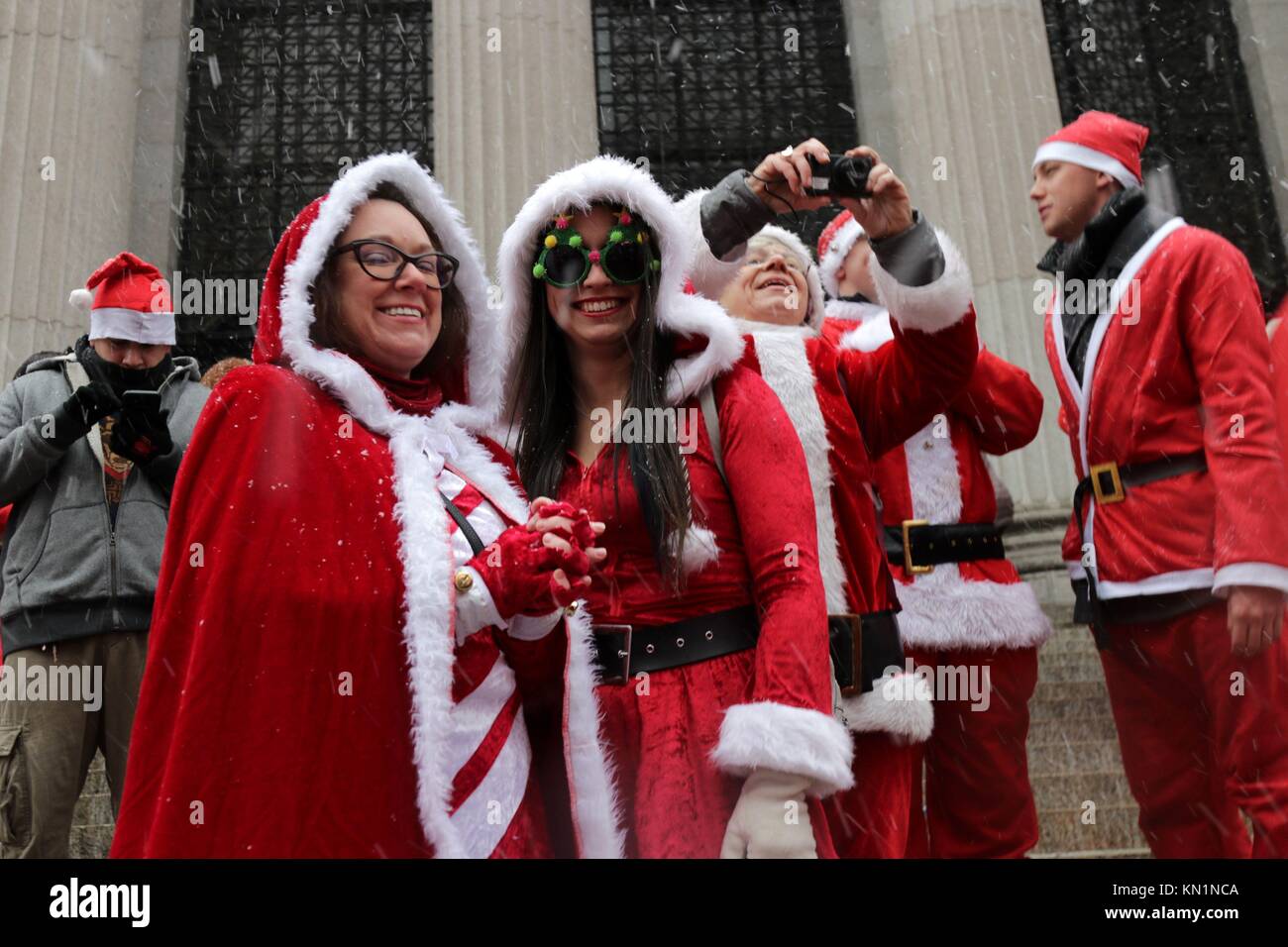 New York, NY, USA. 9th. Dic, 2017. Inizio a Copenaghen nel 1974, il pub crawl che ogni anno attirano migliaia di Santa-placcati revealers, arrivati negli Stati Uniti in 1994 ed è diventato il più grande pub crawl in tutto il mondo dal 1998 con la sua New York arrivo. Migliaia, sotto la prima neve giorno del 2017 stagione invernale si sono riuniti presso il punto di adunata in New York City, prima dell invasione di Babbo Natale ha iniziato la città-ampia ricerca per indicizzazione. © 2017 G. Ronald Lopez/DigiPixsAgain.us/Alamy Live News Foto Stock