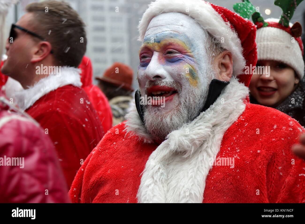 New York, NY, USA. 9th. Dic, 2017. Inizio a Copenaghen nel 1974, il pub crawl che ogni anno attirano migliaia di Santa-placcati revealers, arrivati negli Stati Uniti in 1994 ed è diventato il più grande pub crawl in tutto il mondo dal 1998 con la sua New York arrivo. Migliaia, sotto la prima neve giorno del 2017 stagione invernale si sono riuniti presso il punto di adunata in New York City, prima dell invasione di Babbo Natale ha iniziato la città-ampia ricerca per indicizzazione. © 2017 G. Ronald Lopez/DigiPixsAgain.us/Alamy Live News Foto Stock