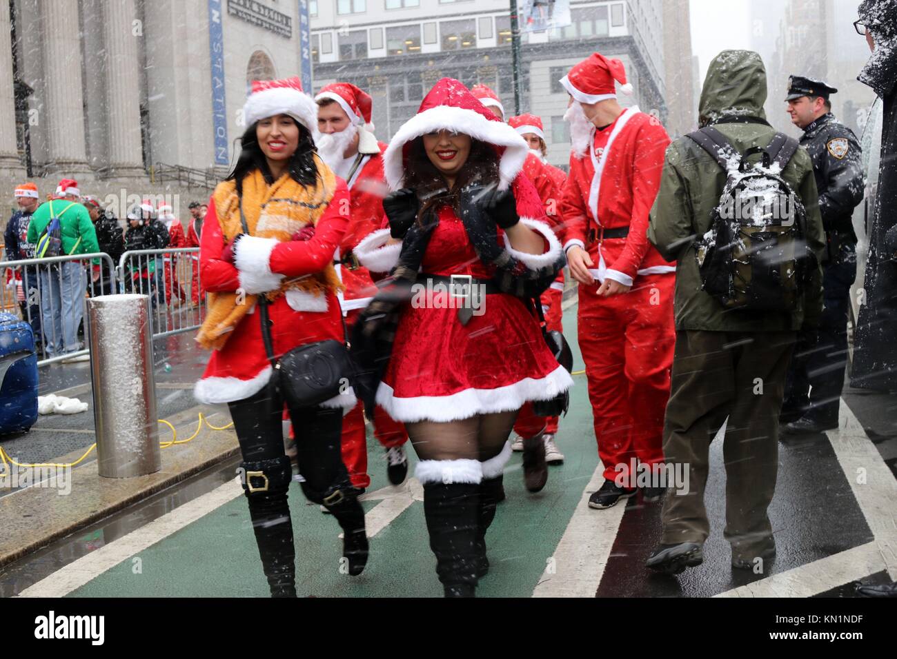 New York, NY, USA. 9th. Dic, 2017. Inizio a Copenaghen nel 1974, il pub crawl che ogni anno attirano migliaia di Santa-placcati revealers, arrivati negli Stati Uniti in 1994 ed è diventato il più grande pub crawl in tutto il mondo dal 1998 con la sua New York arrivo. Migliaia, sotto la prima neve giorno del 2017 stagione invernale si sono riuniti presso il punto di adunata in New York City, prima dell invasione di Babbo Natale ha iniziato la città-ampia ricerca per indicizzazione. © 2017 G. Ronald Lopez/DigiPixsAgain.us/Alamy Live News Foto Stock