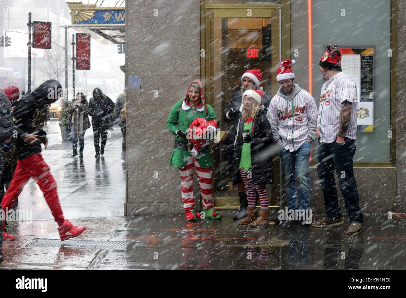 New York, NY, USA. 9th. Dic, 2017. Inizio a Copenaghen nel 1974, il pub crawl che ogni anno attirano migliaia di Santa-placcati revealers, arrivati negli Stati Uniti in 1994 ed è diventato il più grande pub crawl in tutto il mondo dal 1998 con la sua New York arrivo. Migliaia, sotto la prima neve giorno del 2017 stagione invernale si sono riuniti presso il punto di adunata in New York City, prima dell invasione di Babbo Natale ha iniziato la città-ampia ricerca per indicizzazione. © 2017 G. Ronald Lopez/DigiPixsAgain.us/Alamy Live News Foto Stock