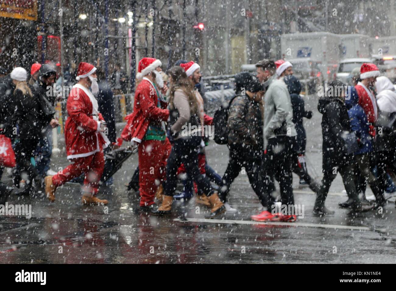 New York, NY, USA. 9th. Dic, 2017. Inizio a Copenaghen nel 1974, il pub crawl che ogni anno attirano migliaia di Santa-placcati revealers, arrivati negli Stati Uniti in 1994 ed è diventato il più grande pub crawl in tutto il mondo dal 1998 con la sua New York arrivo. Migliaia, sotto la prima neve giorno del 2017 stagione invernale si sono riuniti presso il punto di adunata in New York City, prima dell invasione di Babbo Natale ha iniziato la città-ampia ricerca per indicizzazione. © 2017 G. Ronald Lopez/DigiPixsAgain.us/Alamy Live News Foto Stock