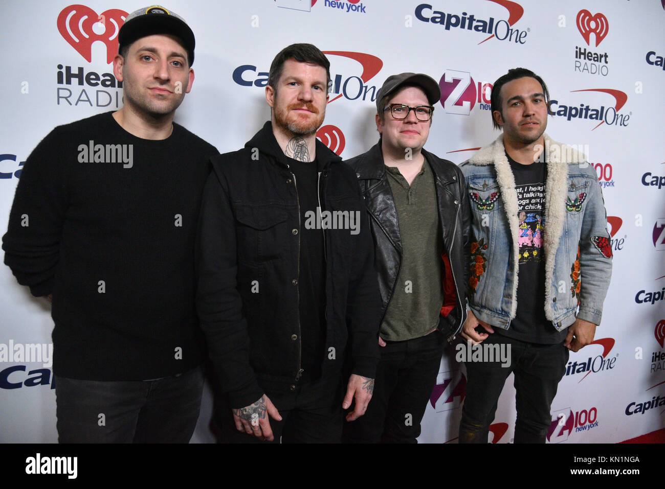 Joe Trohman e Andy Hurley, Patrick Stump e Pete Wentz dei Fall Out Boy partecipare alla Z100's Jingle Ball 2017 press room su dicembre 8, 2017 a New York City. Foto Stock