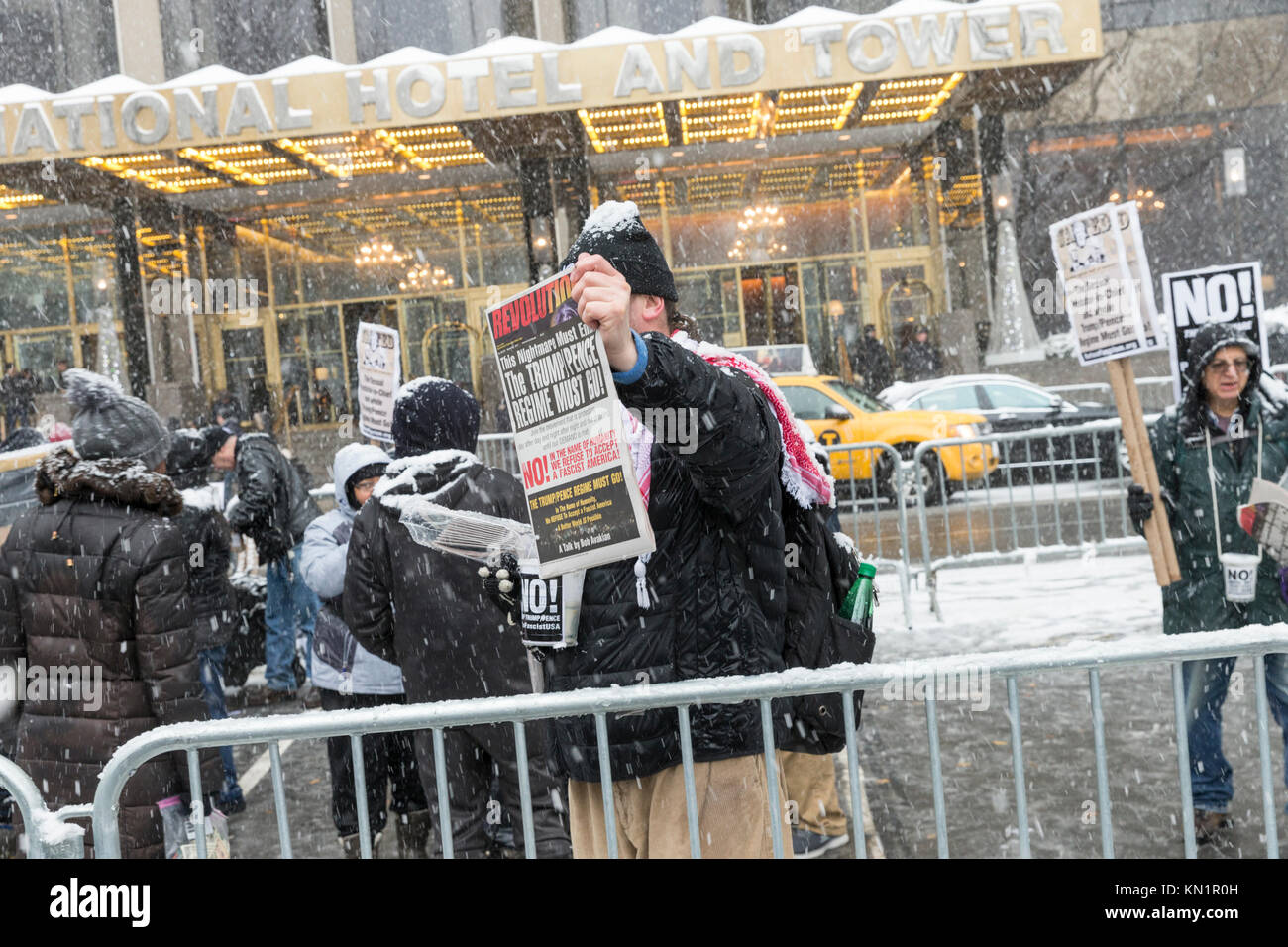 New York, NY - Dicembre 9, 2017: #MeToo rally ha attirato decine di dimostranti al Trump International Hotel a Columbus Circle nonostante il freddo e la neve Foto Stock