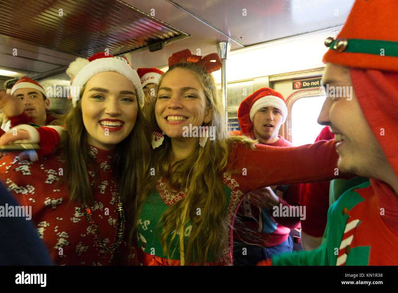 New York, NY - Dicembre 9, 2017: i partecipanti del SantaCon 2017 equitazione New York subway Credito: lev radin/Alamy Live News Foto Stock