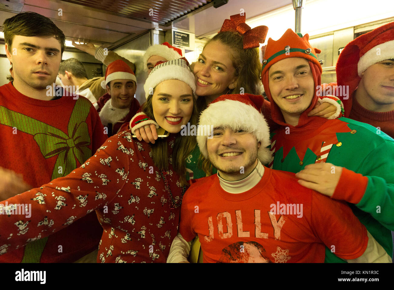 New York, NY - Dicembre 9, 2017: i partecipanti del SantaCon 2017 equitazione New York subway Credito: lev radin/Alamy Live News Foto Stock