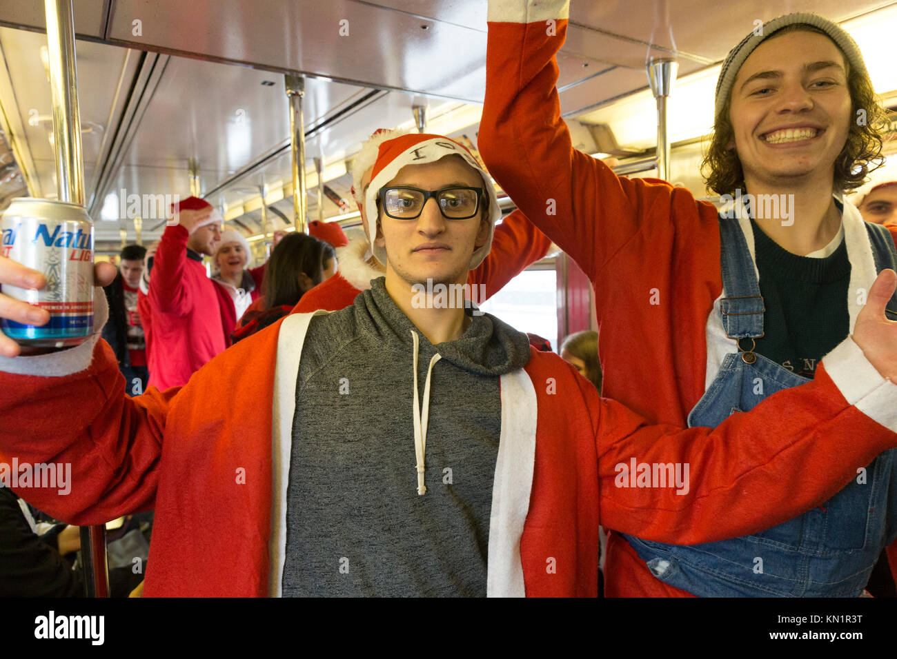 New York, NY - Dicembre 9, 2017: i partecipanti del SantaCon 2017 equitazione New York subway Credito: lev radin/Alamy Live News Foto Stock