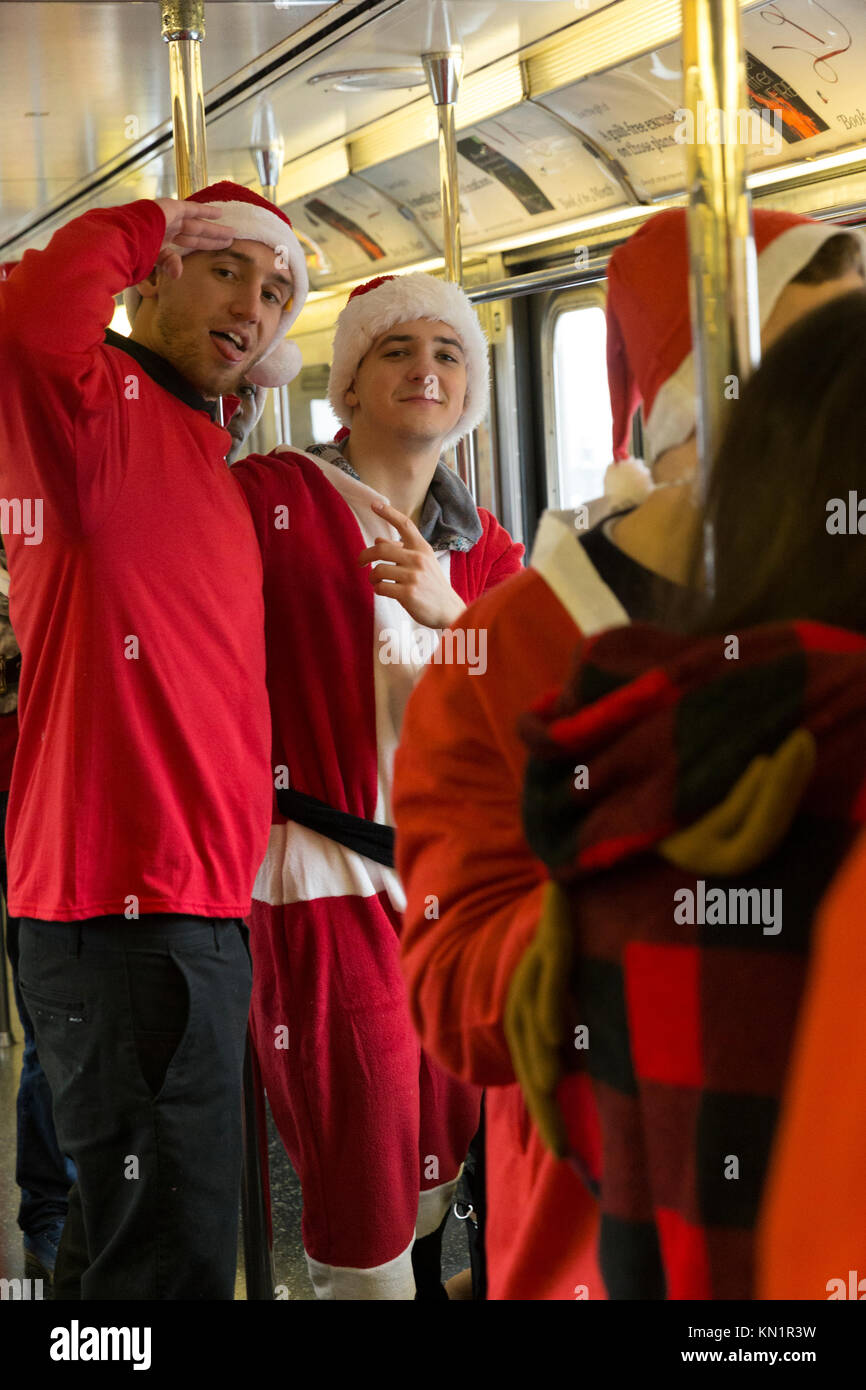 New York, NY - Dicembre 9, 2017: i partecipanti del SantaCon 2017 equitazione New York subway Credito: lev radin/Alamy Live News Foto Stock