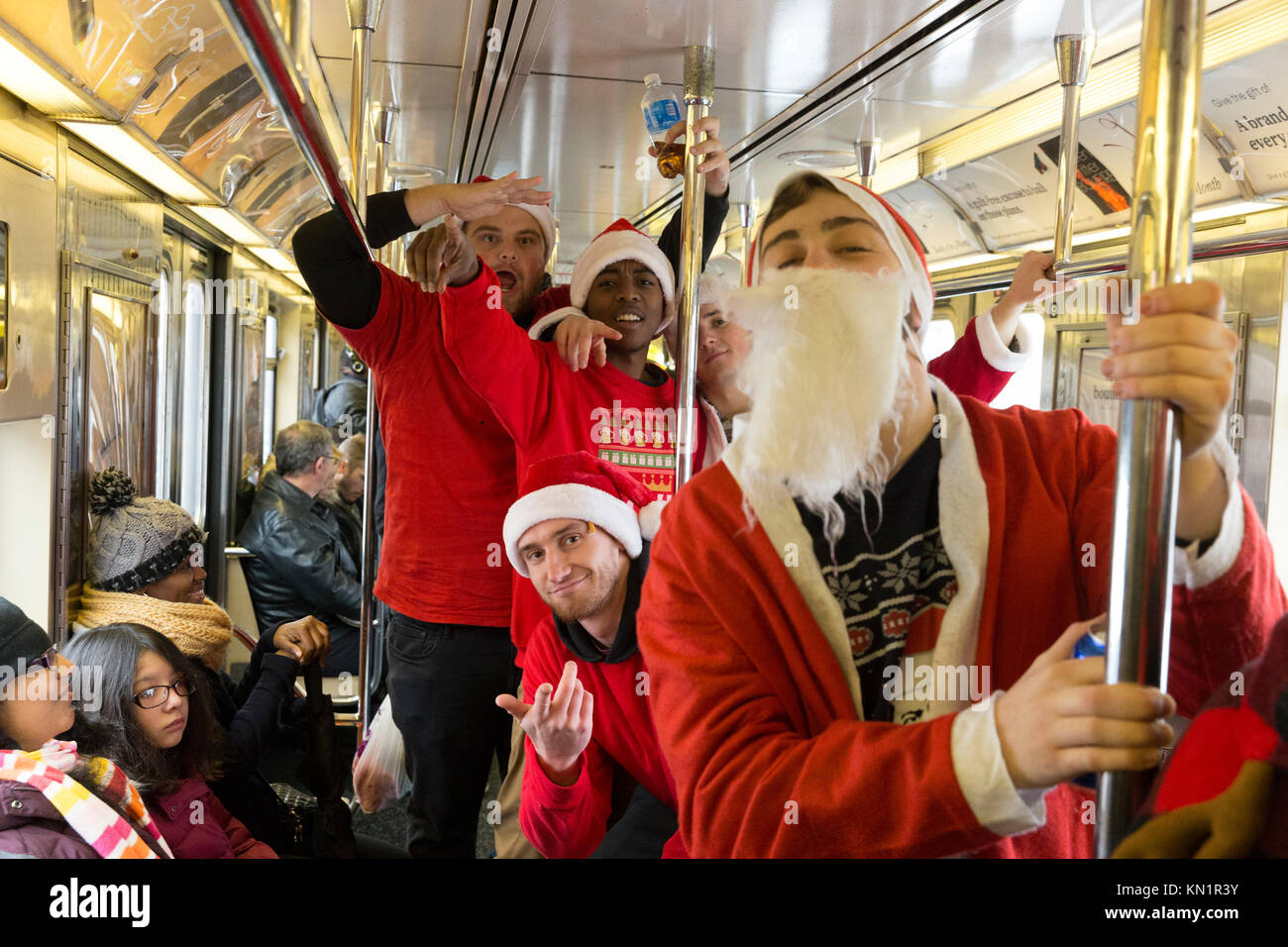 New York, NY - Dicembre 9, 2017: i partecipanti del SantaCon 2017 equitazione New York subway Credito: lev radin/Alamy Live News Foto Stock