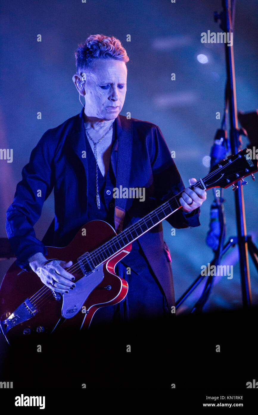 Torino Italia. 09dicembre 2017. La band inglese DEPECHE MODE si esibisce dal vivo sul palco PalaAlpitour durante il 'Global spirito Tour 2017' Credit: Rodolfo Sassano/Alamy Live News Foto Stock