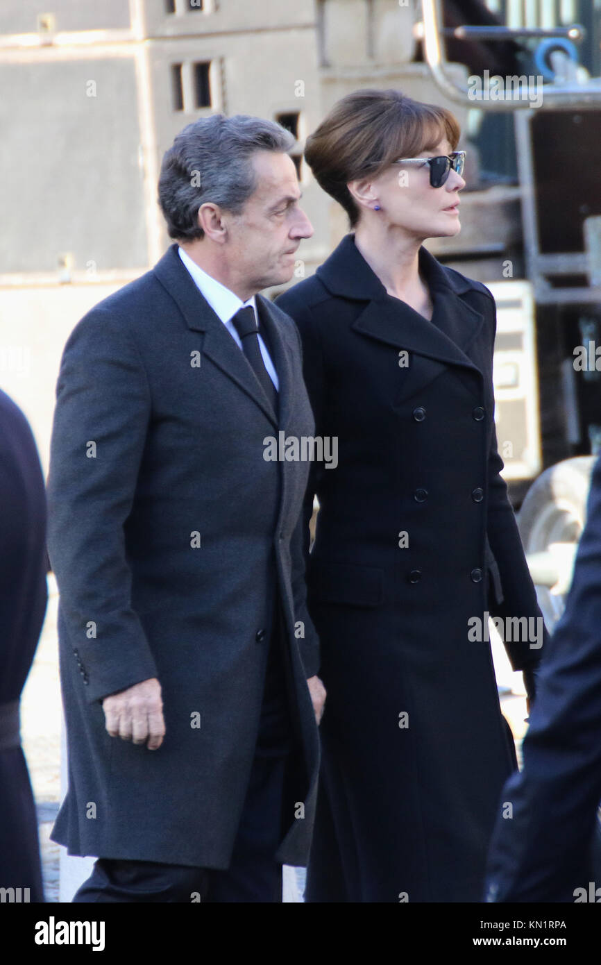Parigi, Francia. Il 9 dicembre, 2017. Ex Presidente francese Nicolas Sarkozy e Carla Bruni Sarkozy durante Johnny Hallyday's funerali a Eglise de la Madeleine. Credito: SOPA/ZUMA filo/Alamy Live News Foto Stock