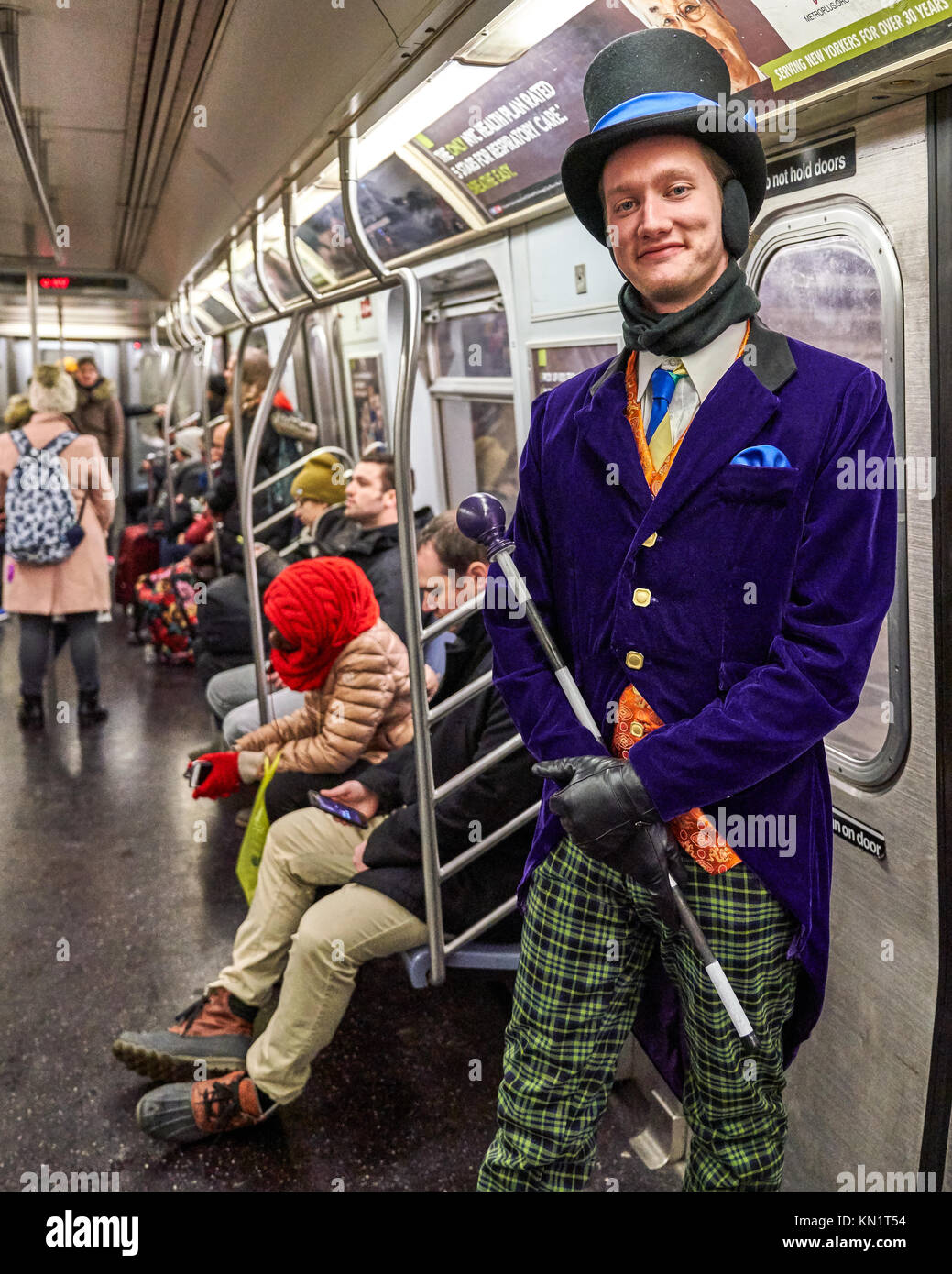 New York, Stati Uniti d'America, 9 Dic 2017. Un Willy Wonka impersonator rides metropolitana di New York per il suo modo di una promozione del musical "Charlie e la Fabbrica di Cioccolato di '. Foto di Enrique Shore/Alamy News Service Foto Stock