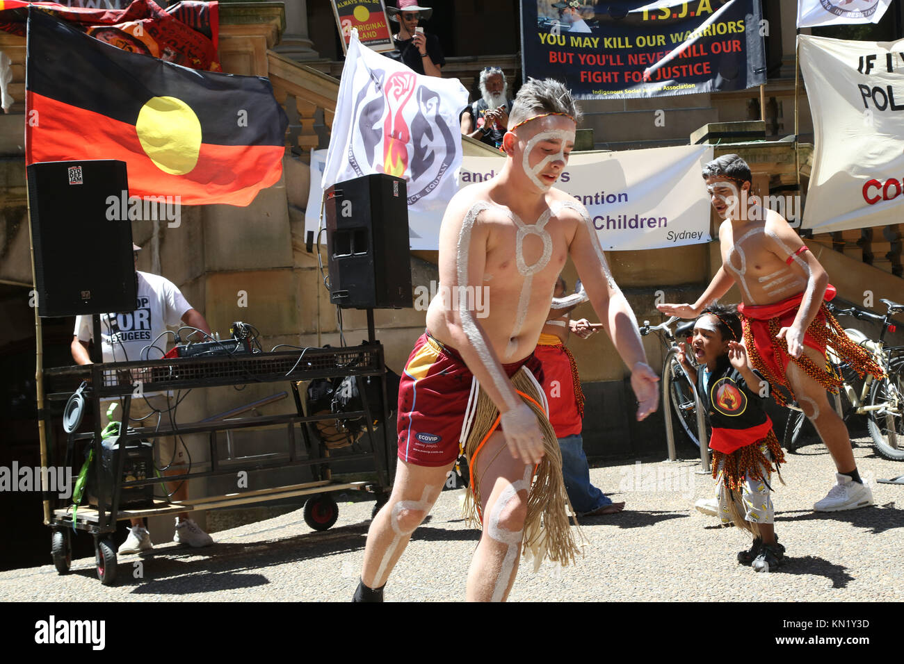 Sydney, Australia. Il 10 dicembre 2017. Giornata Internazionale dei Diritti Umani i dimostranti si sono riuniti a Sydney Town Hall prima di marciare lungo George Street per protestare contro varie questioni tra cui le questioni che riguardano gli Aborigeni come insolito o decessi sospetti in custodia della polizia. Credito: Richard Milnes/Alamy Live News Foto Stock