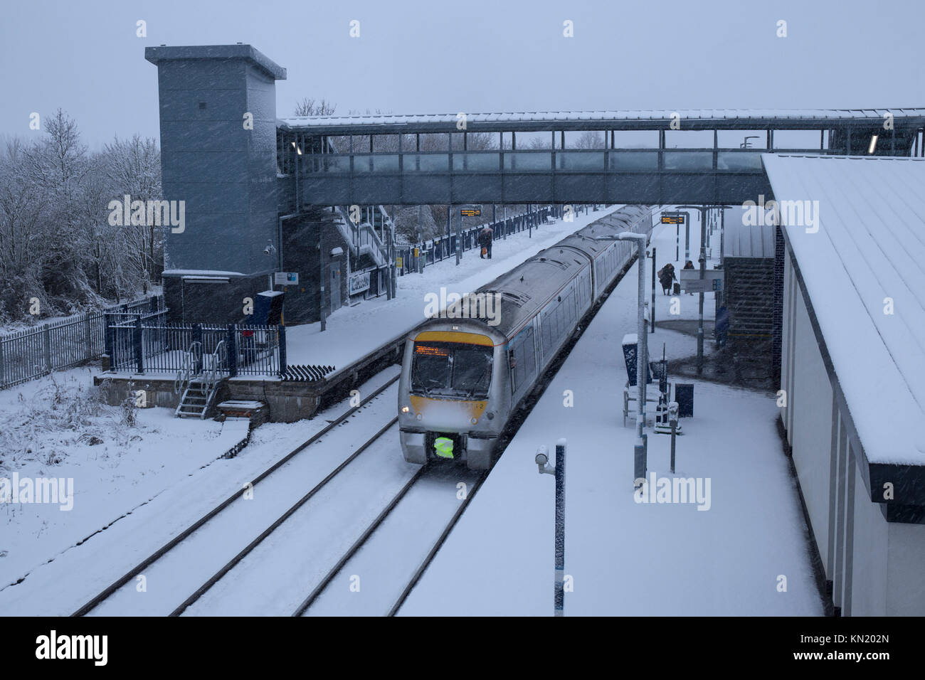 Convoglio ferroviario nella stazione a Oxford parkway nella neve Foto Stock
