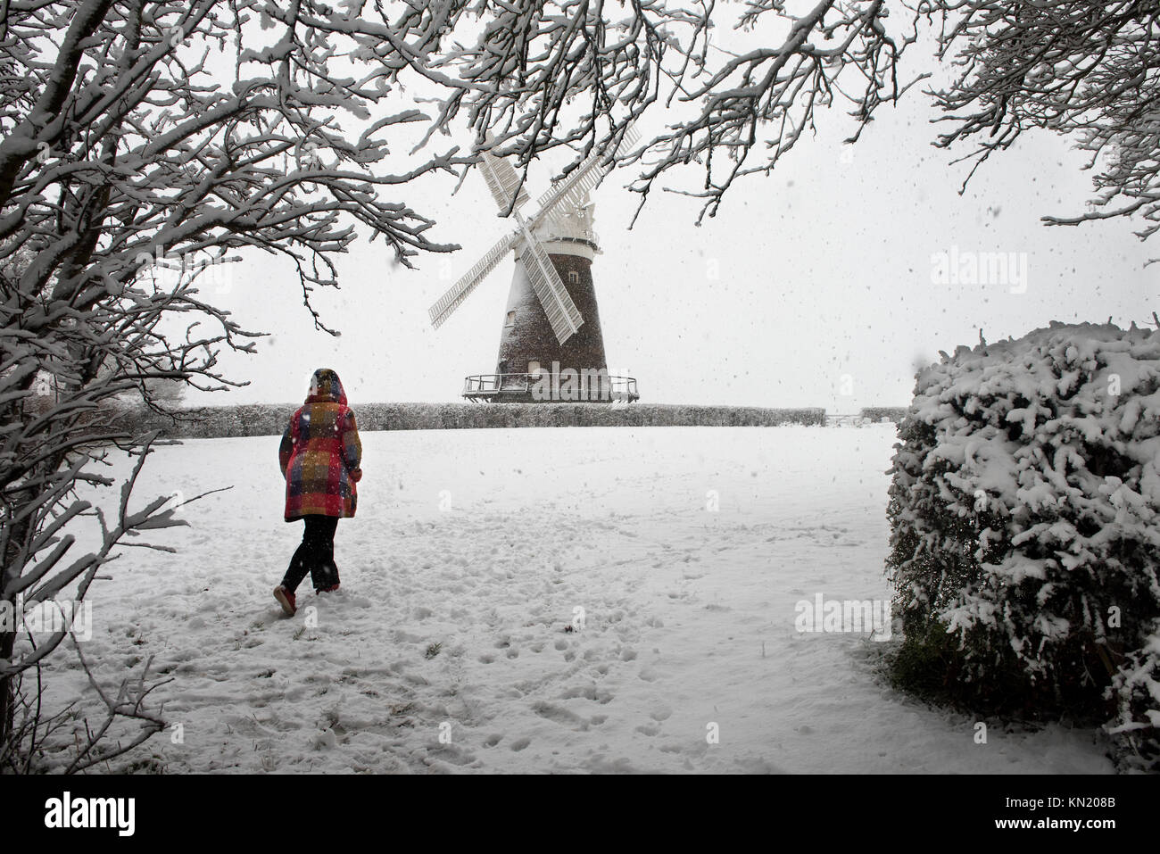 Neve in ufficio Thaxted-Met Maltempo spia di avvertimento color ambra- Essex REGNO UNITO. Decimo Dec, 2017. La neve è scesa durante la notte e attraverso la mattina attraverso parti del Regno Unito a seguito di una 'Met Office Maltempo spia di avvertimento color ambra' come tempesta Caroline trascina in aria fredda dalla Scandinavia come si vede qui nella bellissima città medievale di Thaxted nel nord-ovest dell' Essex in East Anglia, Inghilterra. Gli scuotipaglia sono visibili passando dalla famosa in tutto il mondo del XVII e XVIII secolo gli ospizi di carità e di John Webb il mulino a vento dagli inizi del XIX secolo. Credito: BRIAN HARRIS/Alamy Live News Foto Stock