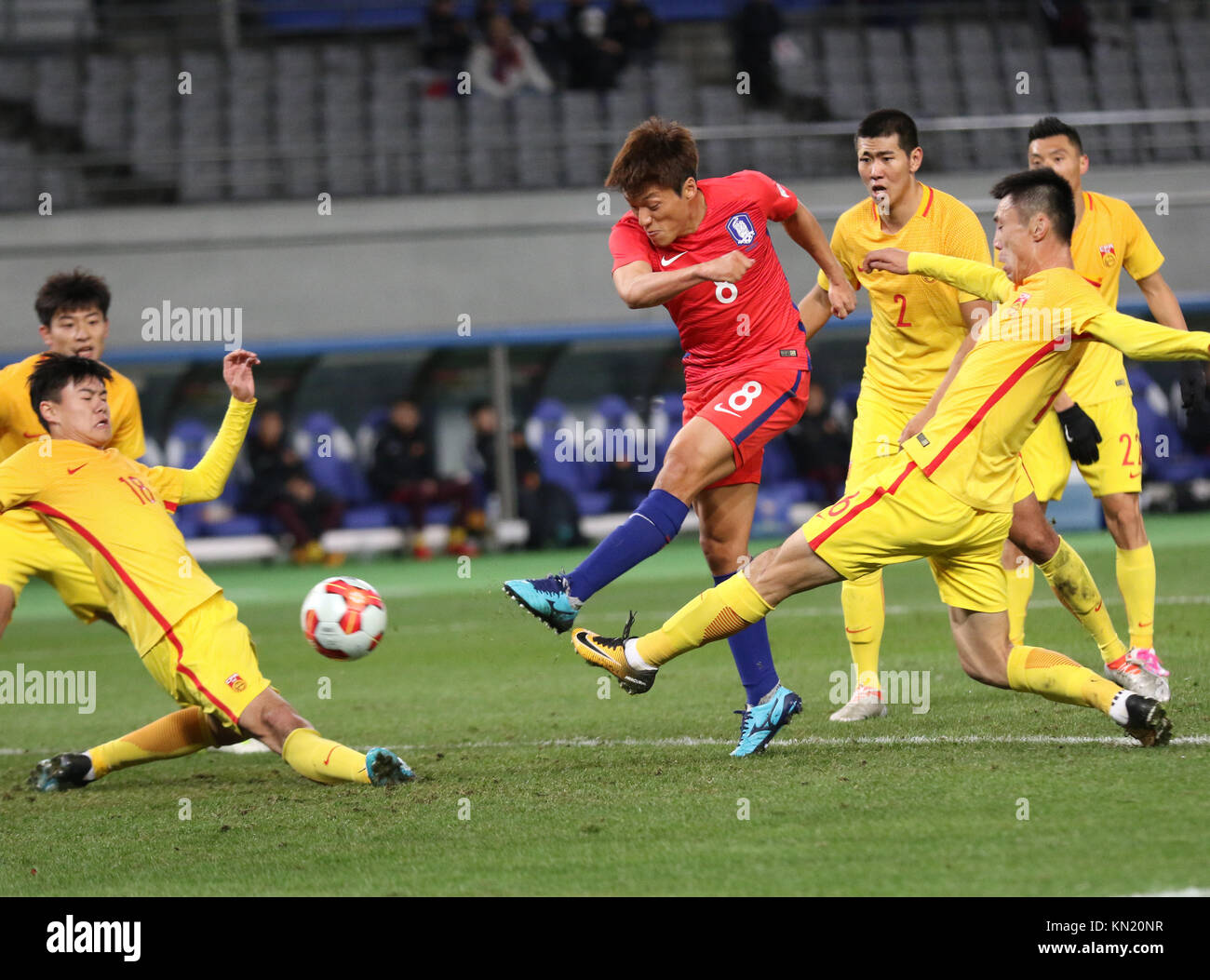 Sabato. Il 9 dicembre, 2017. Il 9 dicembre 2017, Tokyo, Giappone - Corea del Sud, Lee Myungjoo spara la sfera contro la Cina durante la EAFF E-1 finale di campionato a Ajinomoto Stadium di Tokyo sabato 9 dicembre, 2017. Credito: Yoshio Tsunoda/AFLO/Alamy Live News Foto Stock
