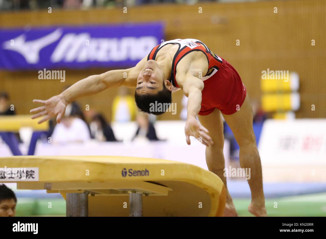 Sky Hall Toyota, Aichi, Giappone. Decimo Dec, 2017. Kenzo Shirai (JPN), 10 dicembre 2017 - Ginnastica Artistica : Toyota Internazionale di Ginnastica concorrenza 2017 uomini apparecchiatura Vault a Sky Hall Toyota, Aichi, Giappone. Credito: YUTAKA AFLO/sport/Alamy Live News Foto Stock