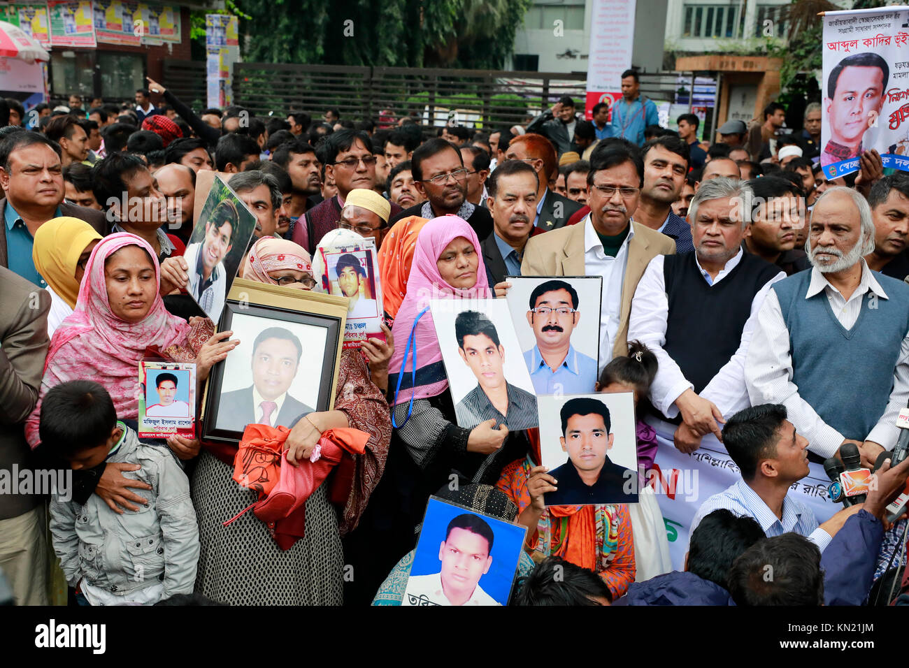 Dacca in Bangladesh - Dicembre 10, 2017: sul mondo la Giornata dei diritti umani, ai parenti delle persone scomparse tenere le foto dei loro cari nelle loro mani e le lacrime nei loro occhi, raccogliere nella parte anteriore del National Press Club con un appello per ottenere indietro i loro parenti quelli è stato presumibilmente mancante, Dhaka, Bangladesh. Credito: SK Hasan Ali/Alamy Live News Foto Stock