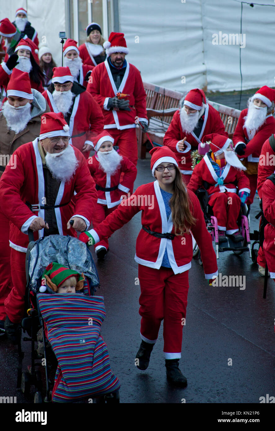 10 dic. 2017. Edinburgh Santa eseguire, a ovest di Princes Street Gardens, Scozia,UK. Condizioni di congelamento dove la temperatura è scesa a meno di sei per tutta la notte. Quando desiderate su una stella, Foto Stock