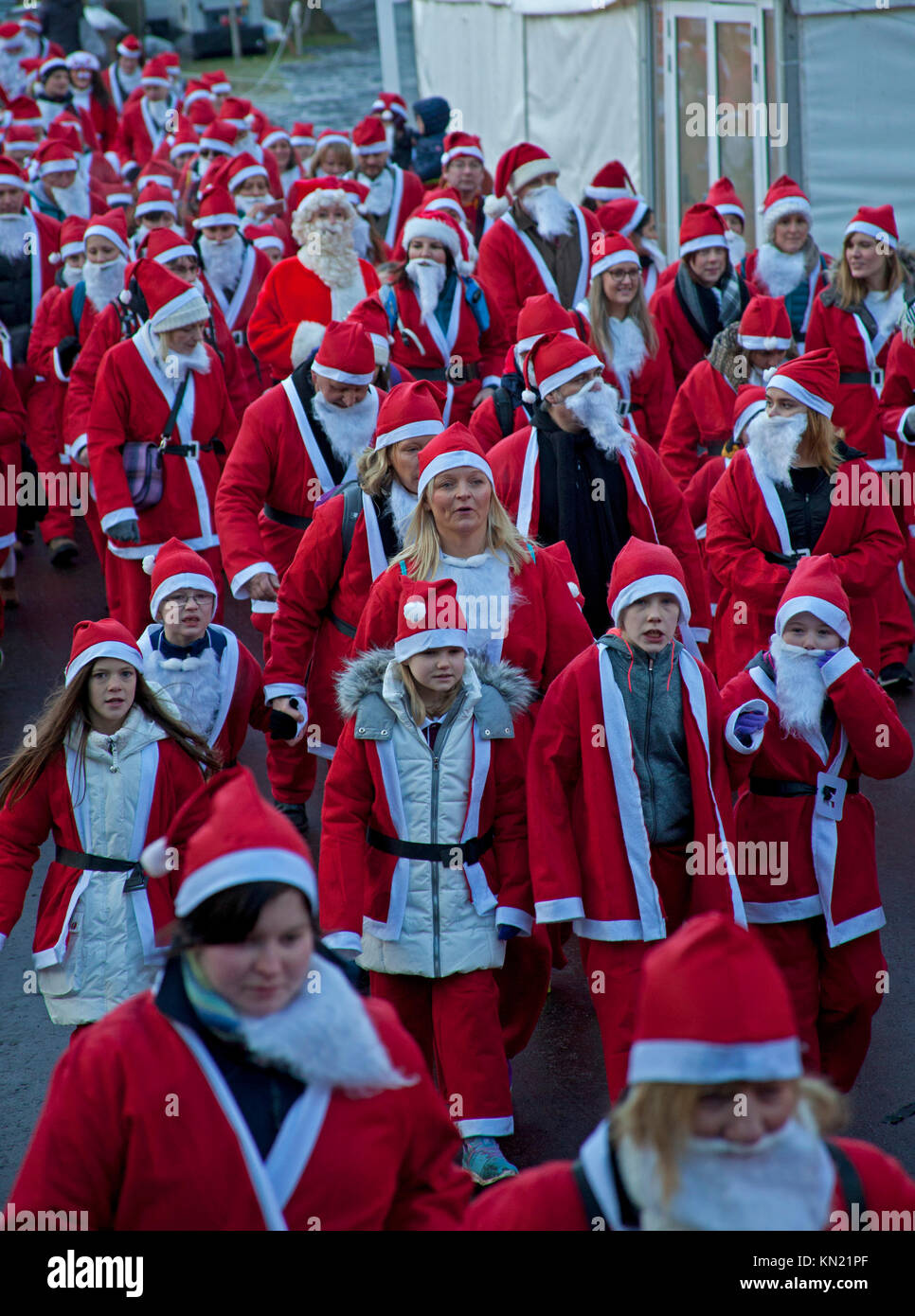10 dic. 2017. Edinburgh Santa eseguire, a ovest di Princes Street Gardens, Scozia,UK. Condizioni di congelamento dove la temperatura è scesa a meno di sei per tutta la notte. Quando desiderate su una stella, Foto Stock
