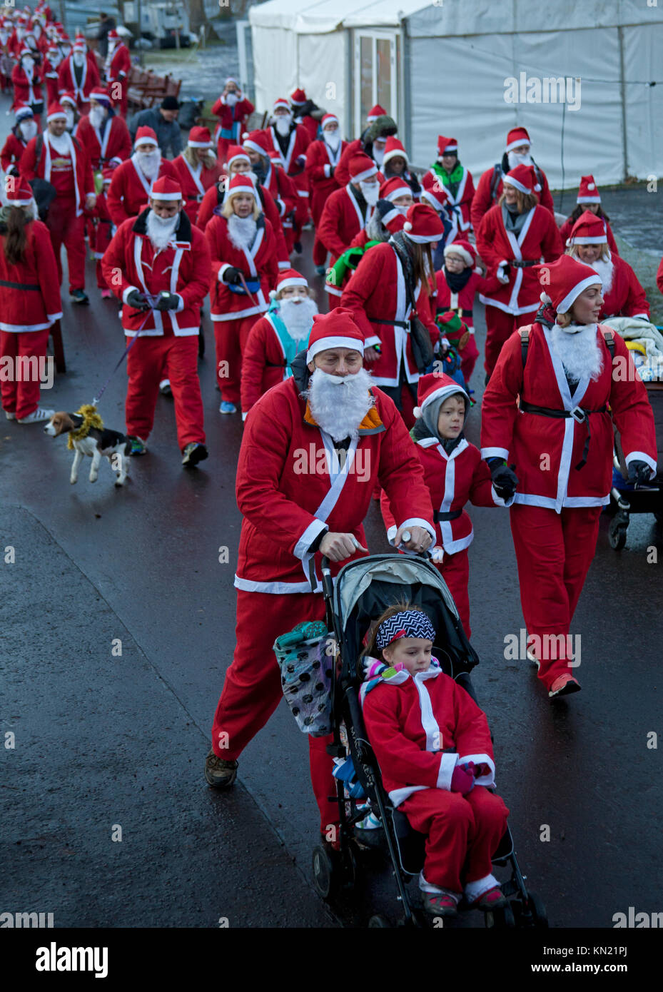 10 dic. 2017. Edinburgh Santa eseguire, a ovest di Princes Street Gardens, Scozia,UK. Condizioni di congelamento dove la temperatura è scesa a meno di sei per tutta la notte. Quando desiderate su una stella, Foto Stock