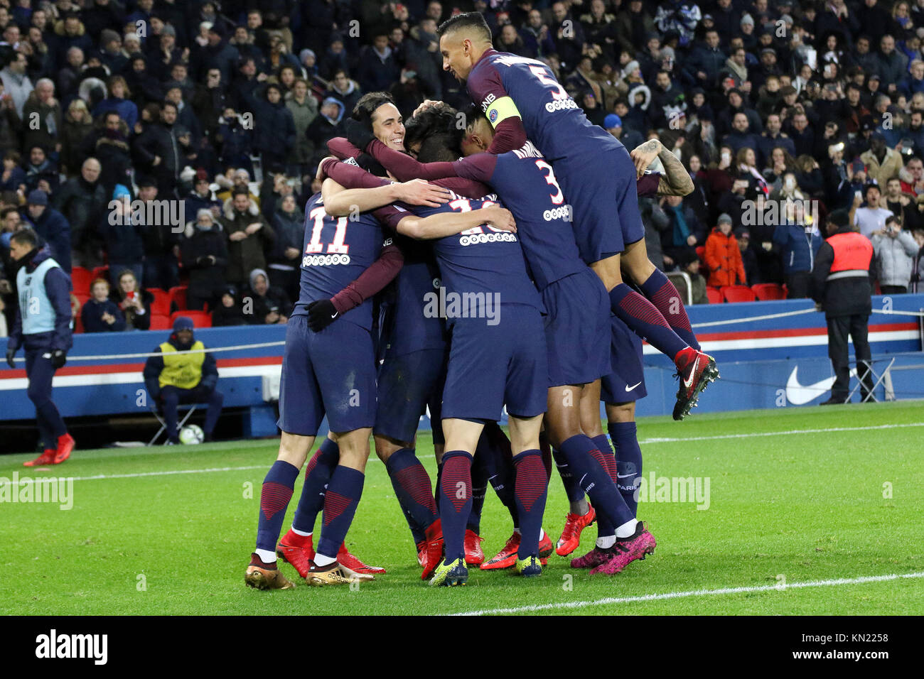 Parigi, Francia. Il 9 dicembre, 2017. Team PSG dopo un obiettivo durante il French Ligue 1 partita di calcio tra Paris Saint Germain (PSG) e Lille (LOSC) presso il Parc des Princes. Credito: SOPA/ZUMA filo/Alamy Live News Foto Stock