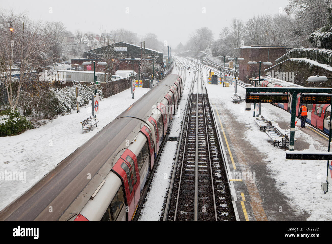 Finchley Central Station, Londra, UK, 10 dicembre 2017, meteo: la neve cade su molte aree di Londra causando la cancellazione del treno e interruzioni. Credito: Magdalena Bujak/Alamy Live News Foto Stock