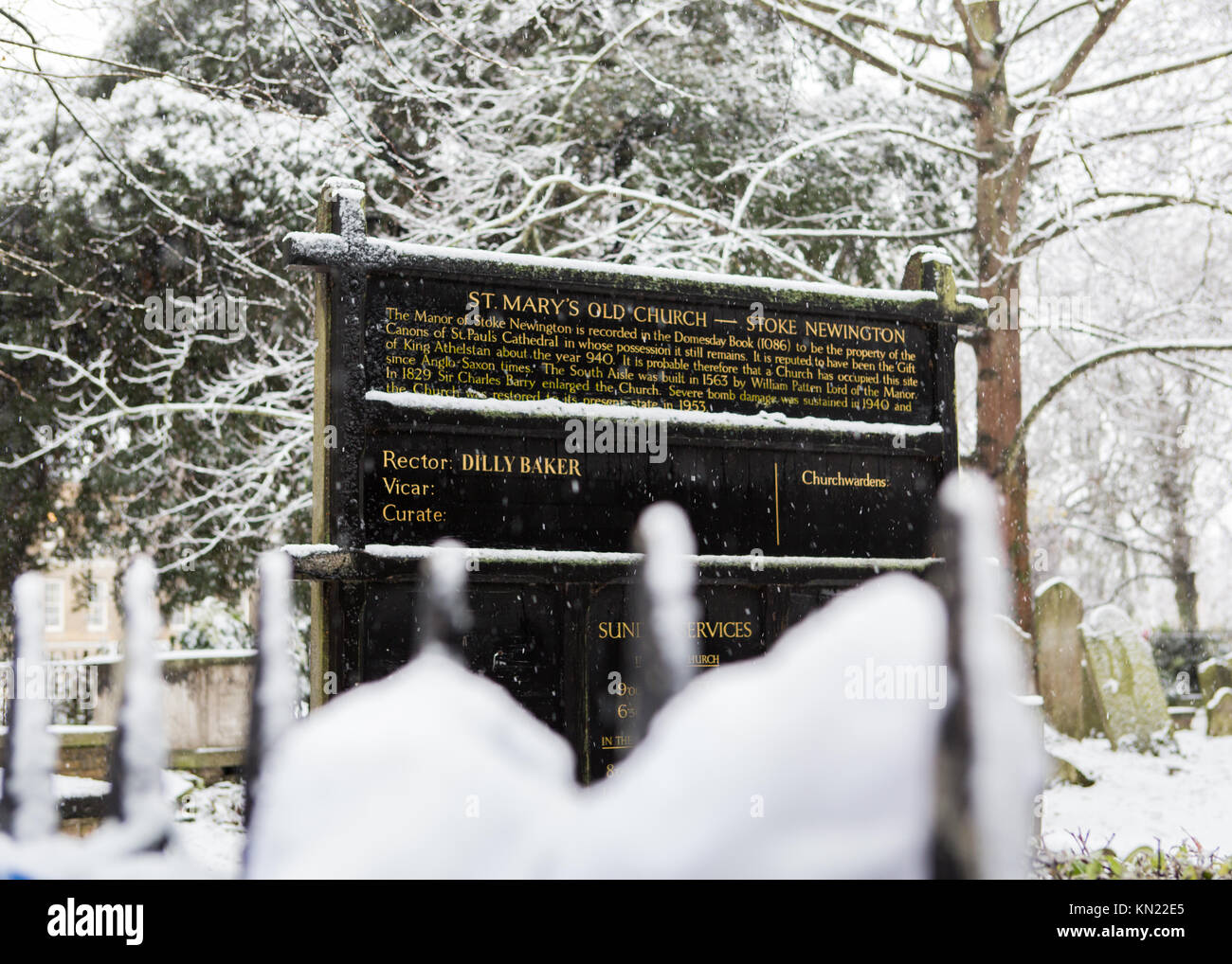 Stoke Newington, Hackney, Londra, Regno Unito. 10 dicembre, 2017. La neve cade a Stoke Newington, Londra. Santa Maria della vecchia chiesa, Stoke Newington Church Street. Credito: Carol moiré/Alamy Live News. Foto Stock