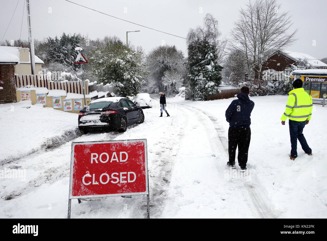 Telford, Regno Unito. Decimo Dec, 2017. Madeley Hill alla strada principale di Ironbridge chiuso al traffico tutto questo fine settimana dopo dieci centimetri di neve e veicoli abbandonati fatto la strada impraticabile. Credito: David Bagnall/Alamy Live News Foto Stock
