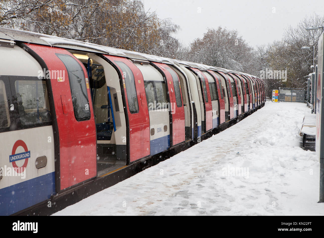 Mill Hill East Station, Londra, UK, 10 dicembre 2017, meteo: la neve cade su molte aree di Londra causando la cancellazione del treno e interruzioni. Credito: Magdalena Bujak/Alamy Live News Foto Stock