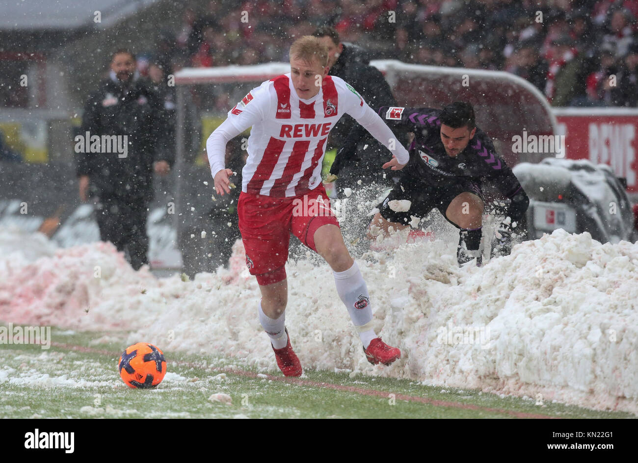 Koeln, Germania. Decimo Dec, 2017. Colonia, Germania, 10 dicembre 2017, Bundesliga giornata 15, 1. FC Koeln vs SC Freiburg: Marco Terrazzino (Friburgo, R) scivola in un cumulo di neve quando egli affronta Frederik Sorensen (Koeln). Credito: Juergen schwarz/Alamy Live News Foto Stock