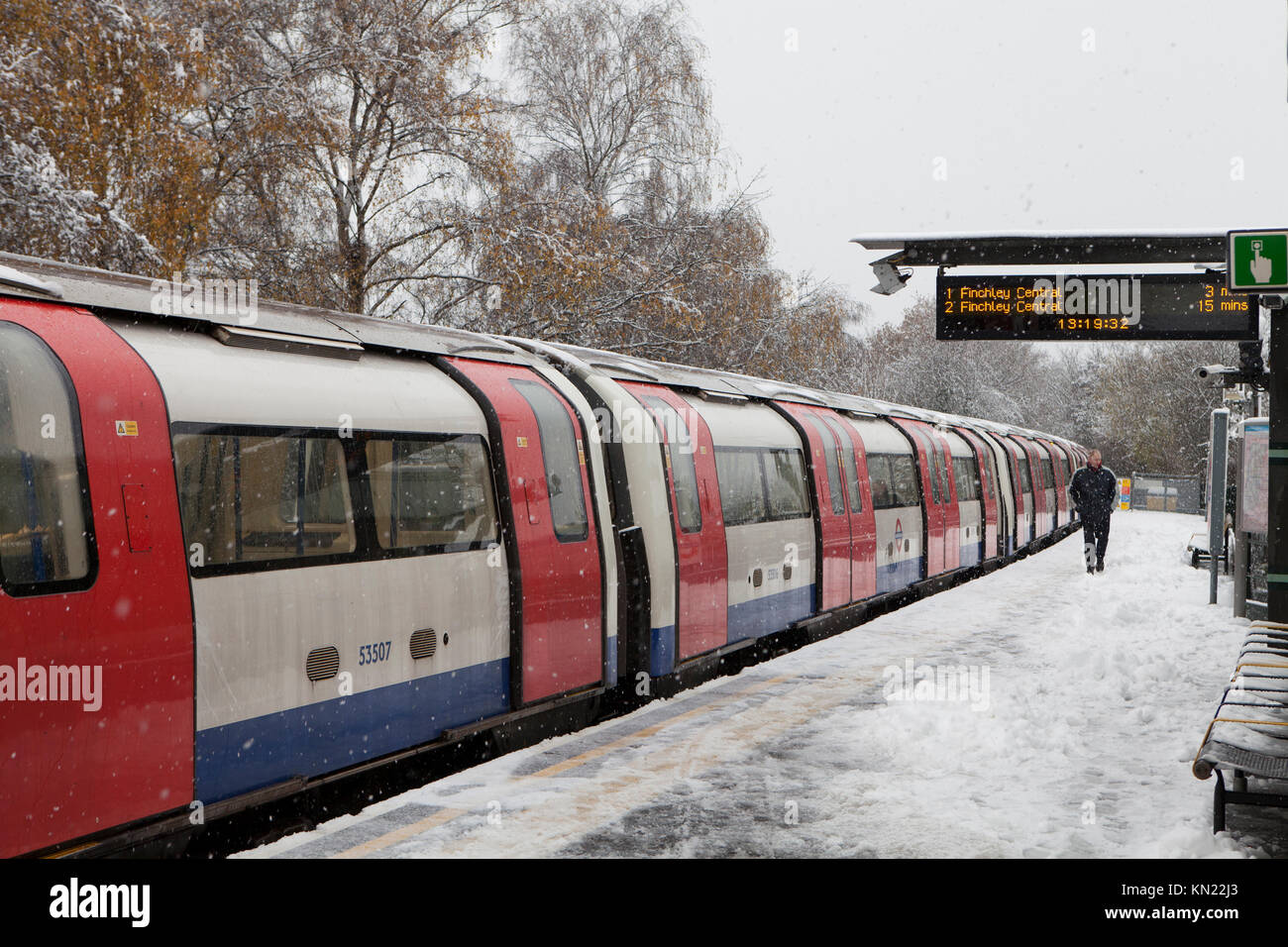 Mill Hill East Station, Londra, UK, 10 dicembre 2017, meteo: la neve cade su molte aree di Londra causando la cancellazione del treno e interruzioni. Credito: Magdalena Bujak/Alamy Live News Foto Stock