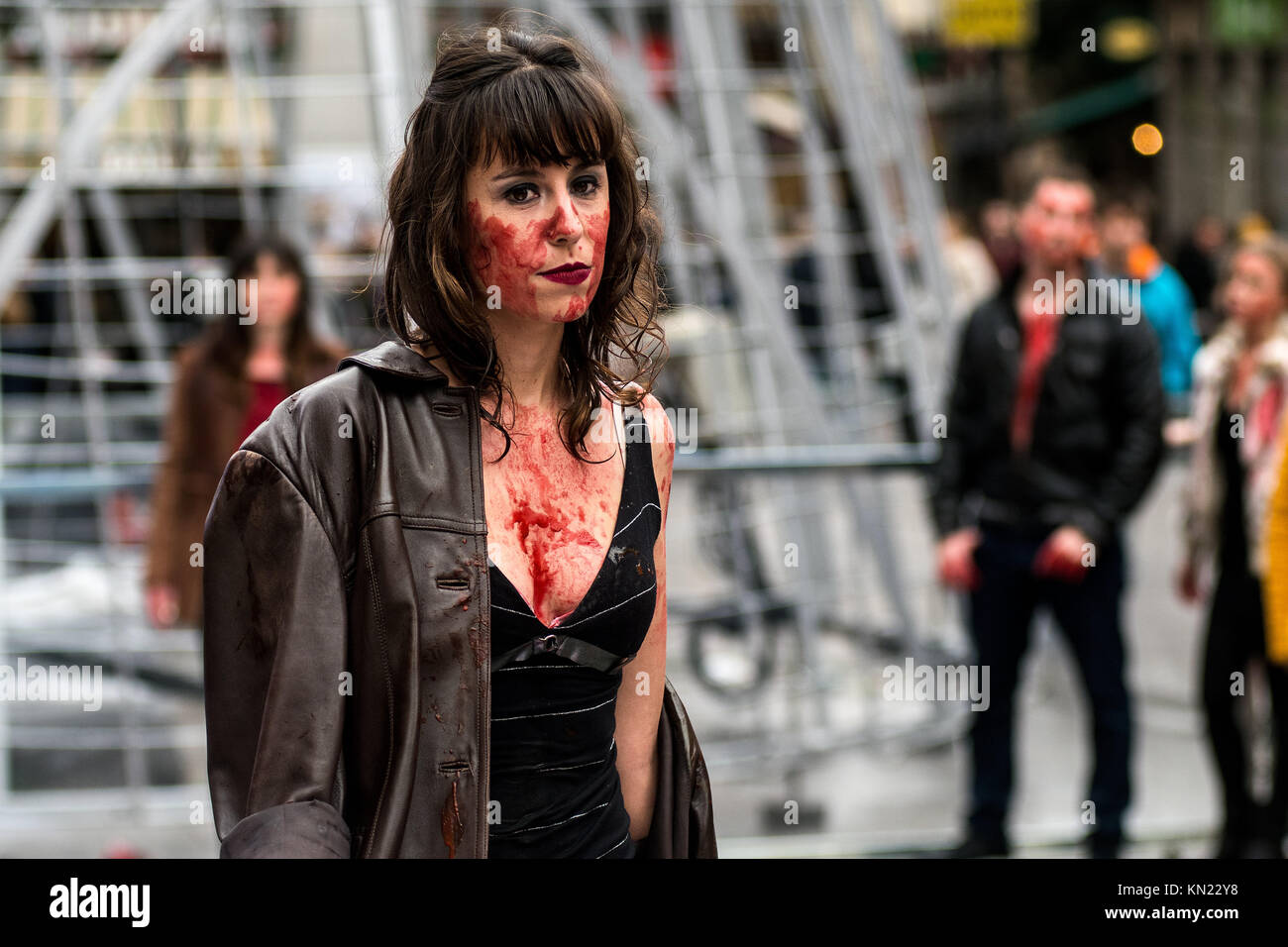 Madrid, Spagna. Decimo Dec, 2017. Un attivista di pro-diritti degli animali gruppo "Gladiadores por la paz' (gladiatori per la pace) esecuzione di una sfilata di moda coperto con finto sangue, per protestare contro l'impiego di animali da pelliccia industria, a Madrid, Spagna. Credito: Marcos del Mazo/Alamy Live News Foto Stock