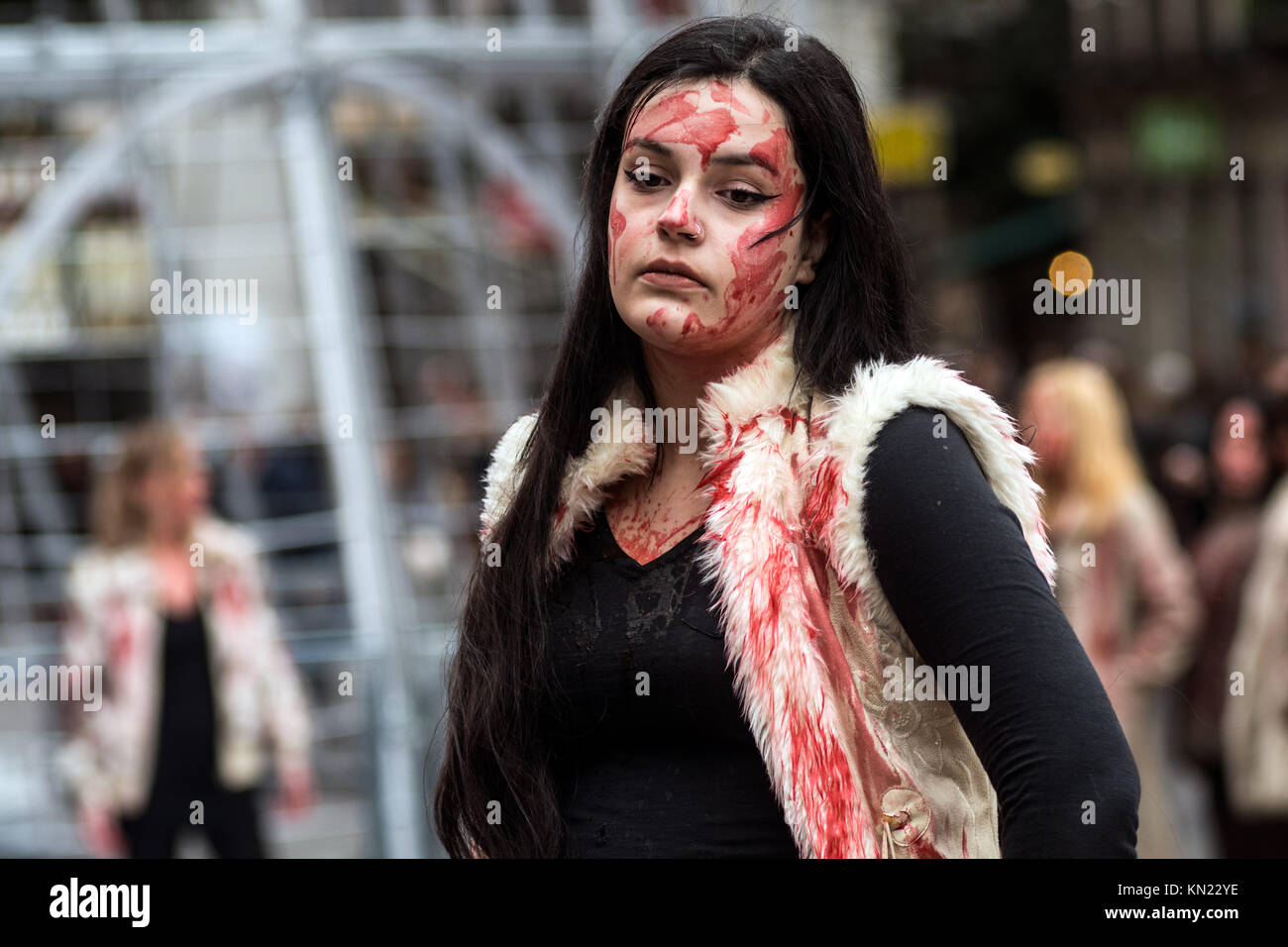 Madrid, Spagna. Decimo Dec, 2017. Un attivista di pro-diritti degli animali gruppo "Gladiadores por la paz' (gladiatori per la pace) esecuzione di una sfilata di moda coperto con finto sangue, per protestare contro l'impiego di animali da pelliccia industria, a Madrid, Spagna. Credito: Marcos del Mazo/Alamy Live News Foto Stock