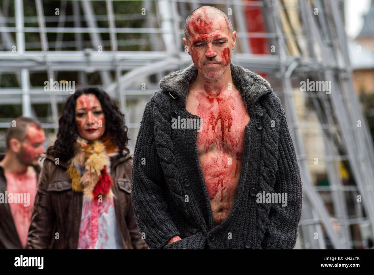 Madrid, Spagna. Decimo Dec, 2017. Gli attivisti del pro-diritti degli animali gruppo "Gladiadores por la paz' (gladiatori per la pace) esecuzione di una sfilata di moda coperto con finto sangue, per protestare contro l'impiego di animali da pelliccia industria, a Madrid, Spagna. Credito: Marcos del Mazo/Alamy Live News Foto Stock