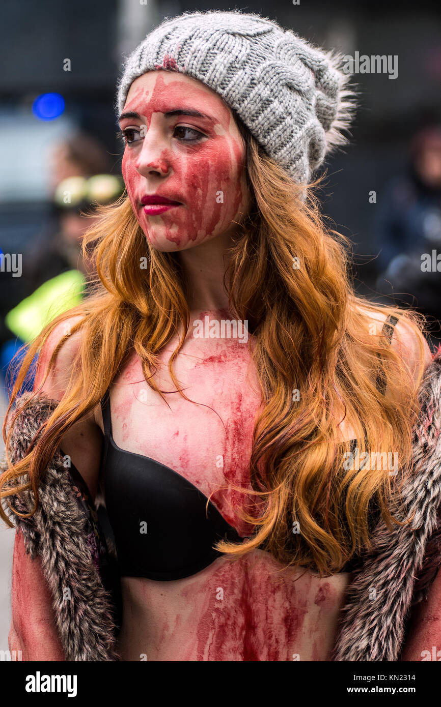Madrid, Spagna. Decimo Dec, 2017. Un attivista di pro-diritti degli animali gruppo "Gladiadores por la paz' (gladiatori per la pace) esecuzione di una sfilata di moda coperto con finto sangue, per protestare contro l'impiego di animali da pelliccia industria, a Madrid, Spagna. Credito: Marcos del Mazo/Alamy Live News Foto Stock