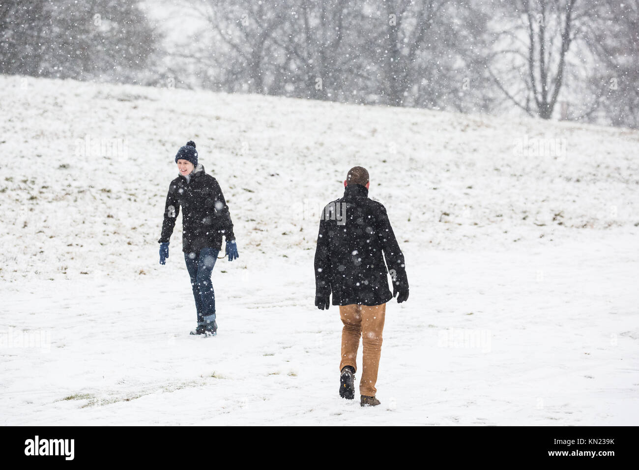 Windsor, Regno Unito. 10 dicembre, 2017. La gente a piedi nella neve sulla collina di neve in Windsor Great Park. Credito: Mark Kerrison/Alamy Live News Foto Stock