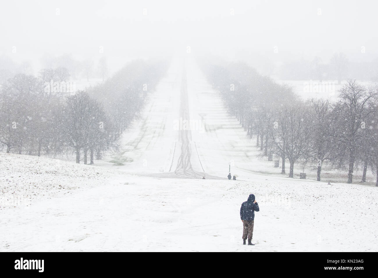 Windsor, Regno Unito. 10 dicembre, 2017. Una vista lungo una coperta di neve lungo cammino verso il Castello di Windsor in Windsor Great Park. Credito: Mark Kerrison/Alamy Live News Foto Stock