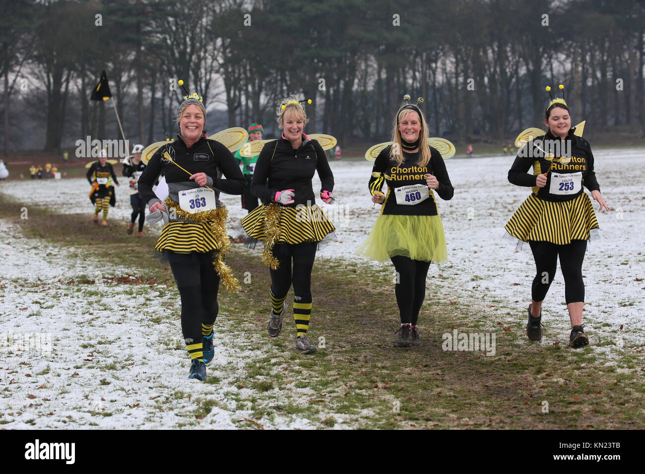 Knutsford, Regno Unito. Decimo Dec, 2017. Un gruppo vestito come Manchester api di lavoratore sulla Yule Yomp 10k eseguire con proventi andando per le associazioni di beneficenza locali, Tatton Cheshire,10 dicembre 2017 (C)Barbara Cook/Alamy Live News Credito: Barbara Cook/Alamy Live News Foto Stock