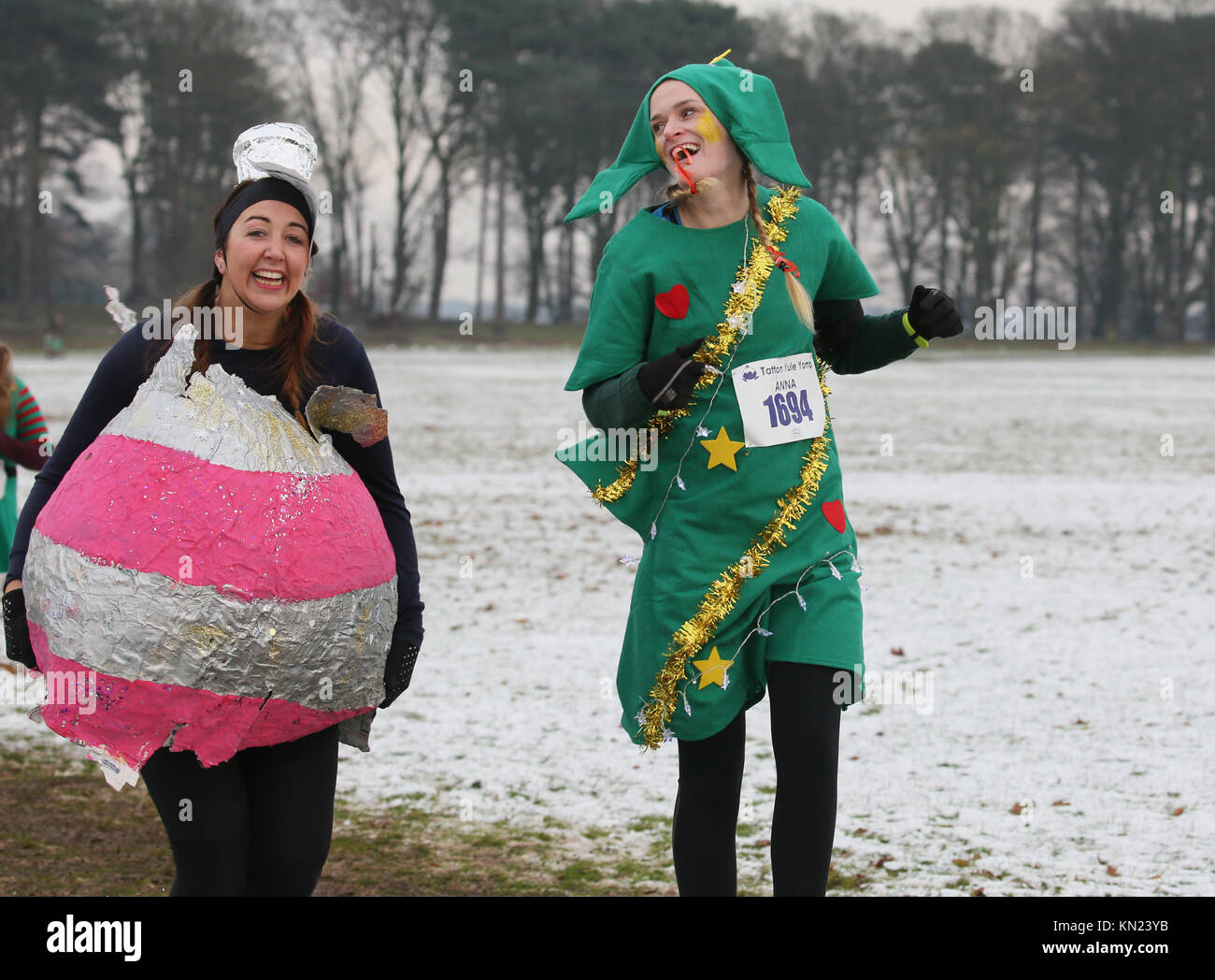 Knutsford, Regno Unito. Decimo Dec, 2017. Guide di scorrimento con il Yule Yomp 10k eseguire con proventi andando per le associazioni di beneficenza locali, Tatton Cheshire,10 dicembre 2017 (C)Barbara Cook/Alamy Live News Credito: Barbara Cook/Alamy Live News Foto Stock