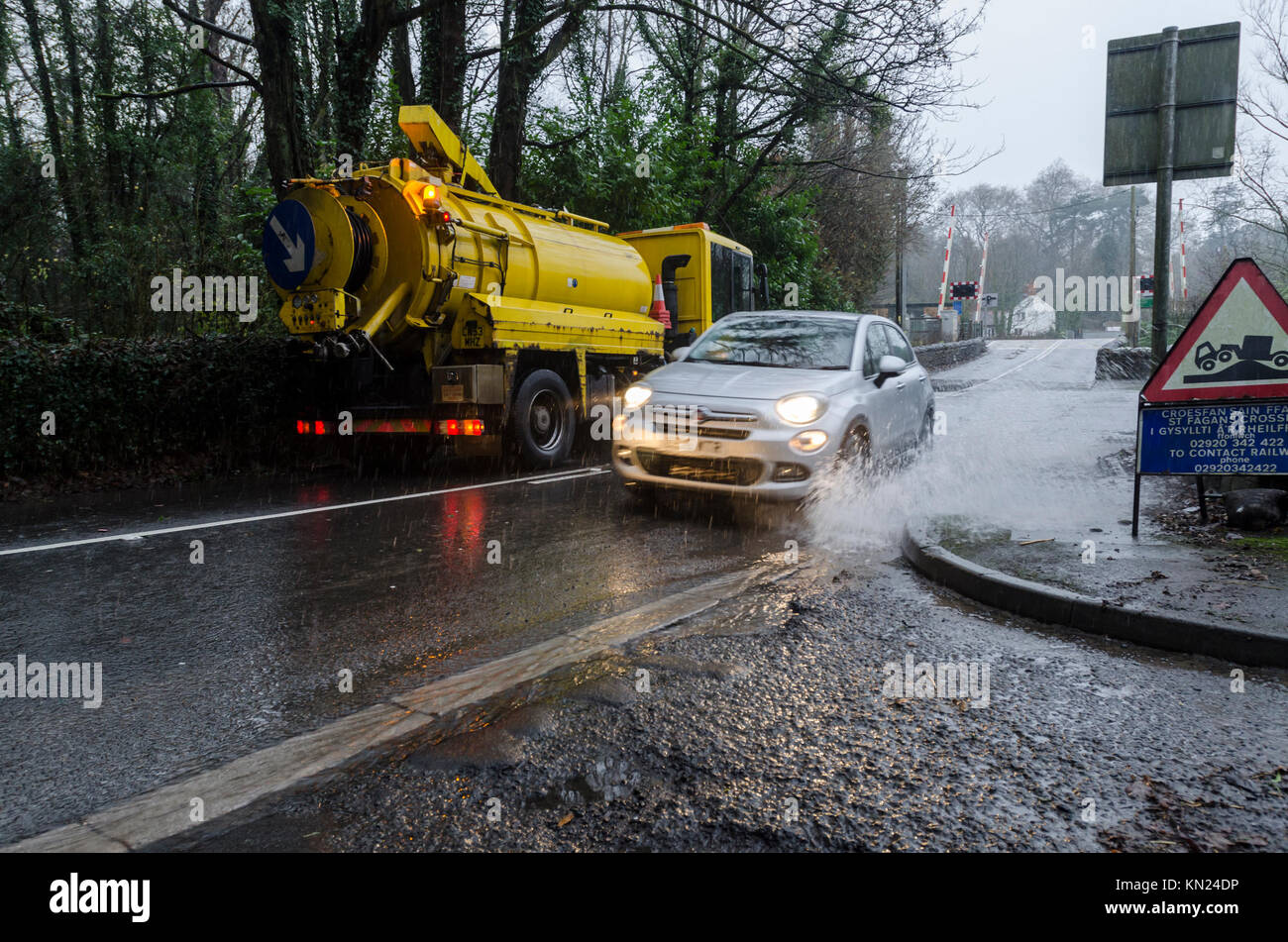 St Fagans, Cardiff, Galles, UK. Il 10 dicembre 2017. Consiglio europeo di Cardiff Dipartimento Autostrade lavoratori alacremente provare e cancellare il backup scarichi e acqua della pompa che si corre giù per la valle e riunite dal ponte oveer fiume Ely. Ci sono un certo numero di inondazioni in tutta la regione dopo la prima neve fusa. Credito Foto: Ian HOMER / Alamy Live News Foto Stock