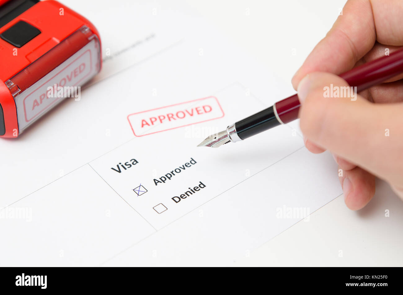 Visa e approvato timbro su un documento modulo. Immigrazione e concetto di viaggio Foto Stock