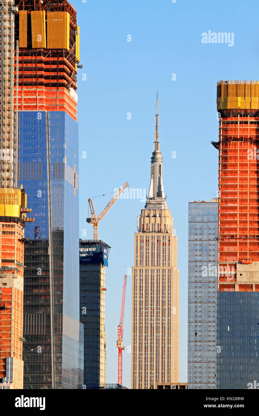 La costruzione dei cantieri di Hudson che incorniciano la Empire State Building di New York City, Stati Uniti d'America Foto Stock