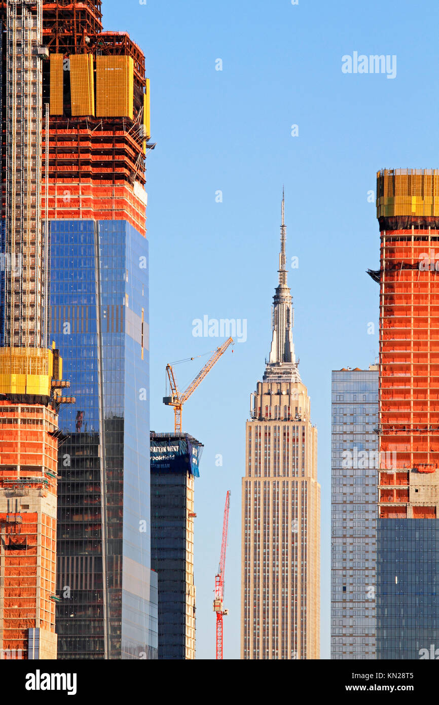 La costruzione dei cantieri di Hudson che incorniciano la Empire State Building di New York City, Stati Uniti d'America Foto Stock