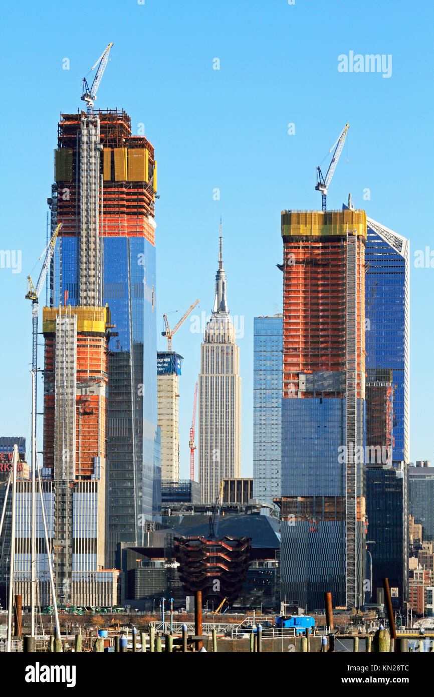 La costruzione dei cantieri di Hudson che incorniciano la Empire State Building di New York City, Stati Uniti d'America Foto Stock